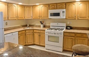 32 Averell Dr in Morris Plains, NJ - Foto de edificio - Building Photo