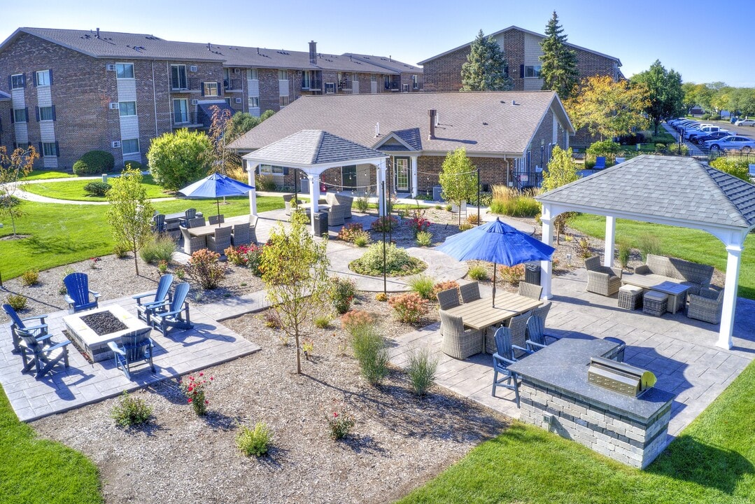 The Greenway at Carol Stream in Carol Stream, IL - Building Photo
