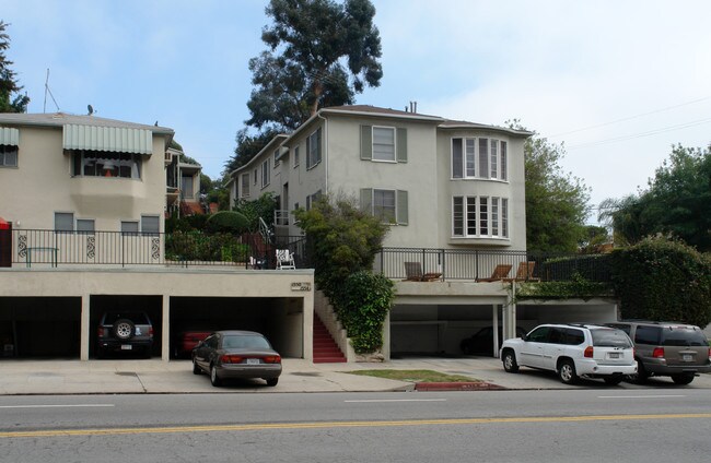1556 Beverly Glen Blvd in Los Angeles, CA - Foto de edificio - Building Photo