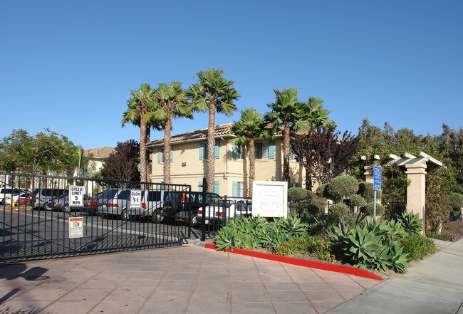 Vineyard Gardens Apartment Homes in Oxnard, CA - Foto de edificio - Building Photo