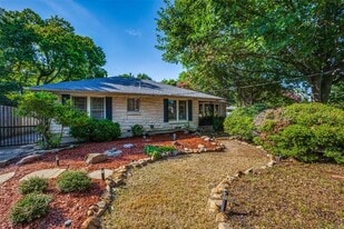 2129 Elmwood Blvd in Dallas, TX - Building Photo