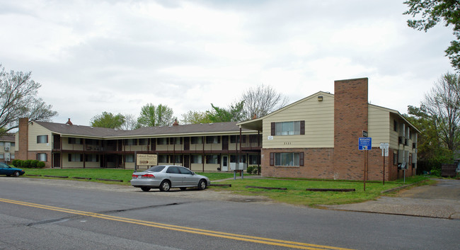 Colonial Pembroke Apartments in Hampton, VA - Foto de edificio - Building Photo