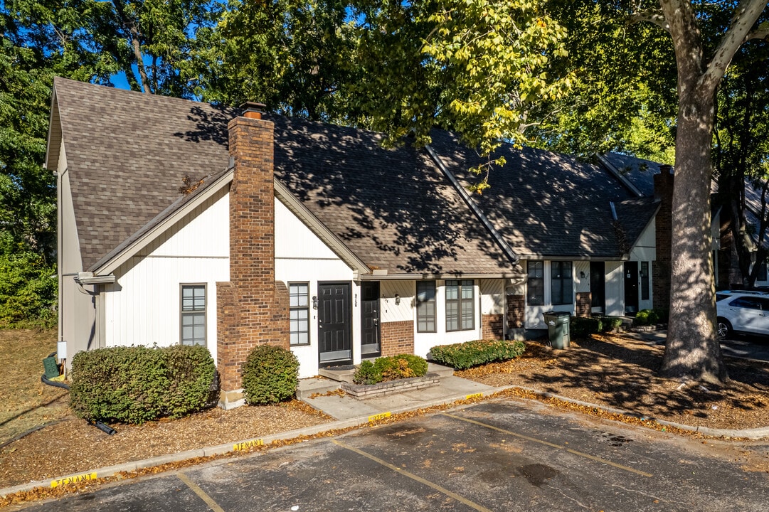 Holmesbrook Townhomes in Kansas City, MO - Building Photo