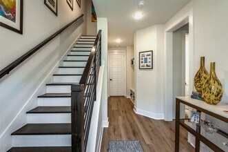 1053 Manacor Ln in Dallas, TX - Foto de edificio - Building Photo