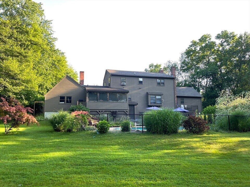 4 Chestnut St in Hopkinton, MA - Building Photo