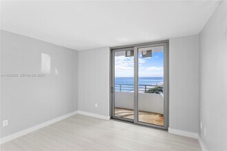 5555 Collins Ave, Unit 14N in Miami, FL - Building Photo - Building Photo