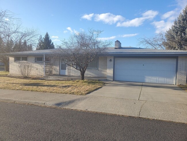 property at 3438 W Beacon Ave