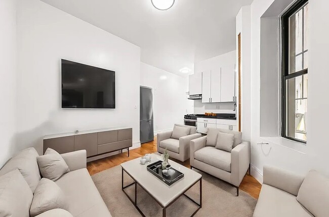 274 Mott St, Unit 4B in New York, NY - Building Photo - Building Photo