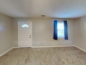 5725 Bramblegate Rd in Greensboro, NC - Foto de edificio - Building Photo