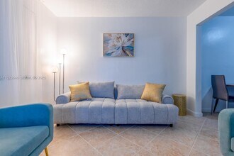 820 SW 2nd St, Unit 2 in Miami, FL - Foto de edificio - Building Photo