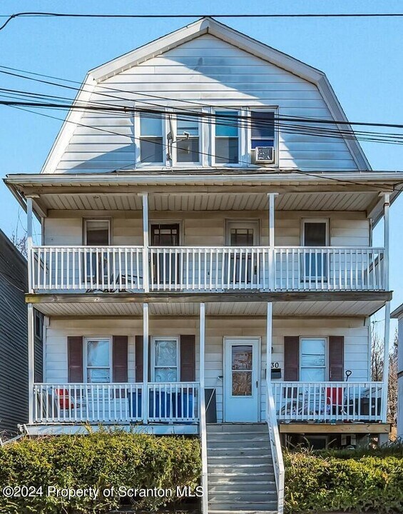 930 Sanderson St in Scranton, PA - Building Photo