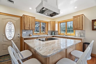 152 Whitehall Ave in Stonington, CT - Building Photo - Building Photo