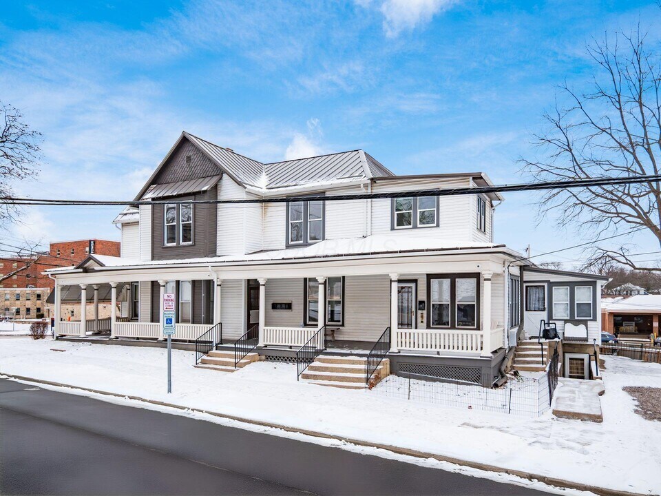 49 S Liberty St in Delaware, OH - Building Photo