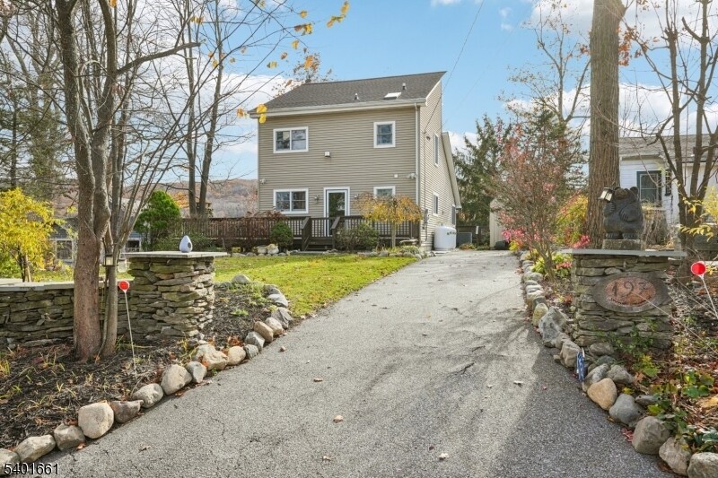 197 Point Breeze Dr in West Milford, NJ - Building Photo