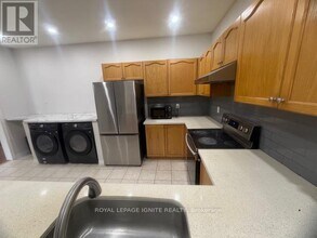 110 Pantomine Blvd in Brampton, ON - Building Photo - Building Photo