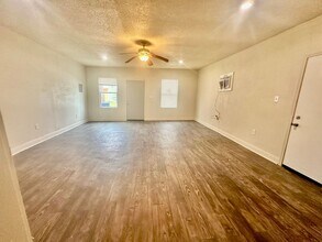 1402 E Highland Blvd in San Antonio, TX - Building Photo - Building Photo