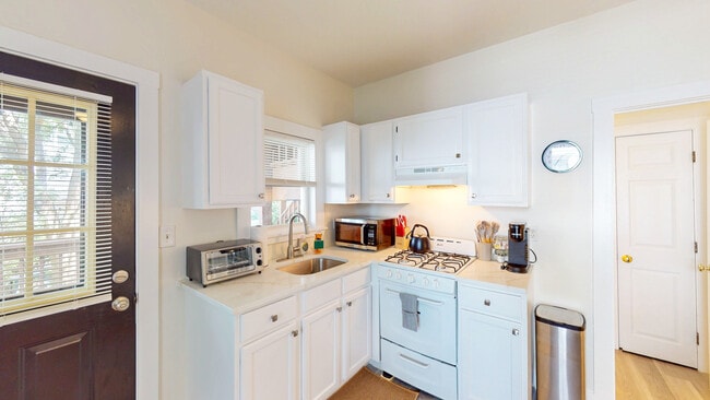 24 Hews St, Unit 1