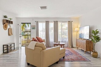 6442 Colonial Dr in Sarasota, FL - Building Photo - Building Photo