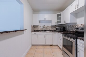 9459 SW 76th St in Miami, FL - Building Photo - Building Photo