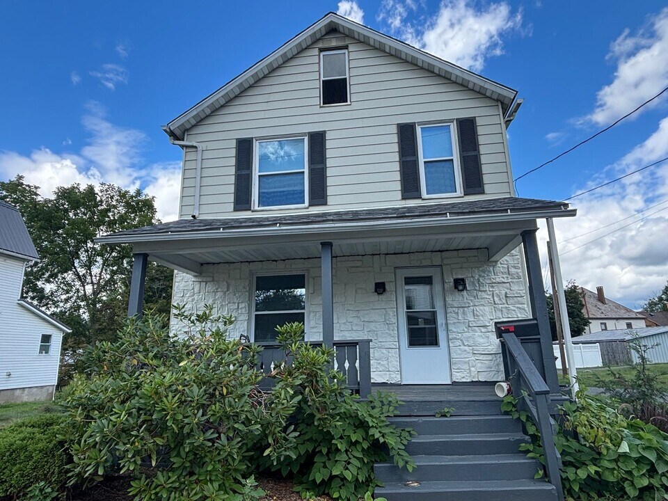 615 Barmore Ave in Grove City, PA - Building Photo