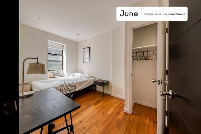 Private bedroom in 6 bed/2 bath Home in New York, NY - Building Photo - Building Photo