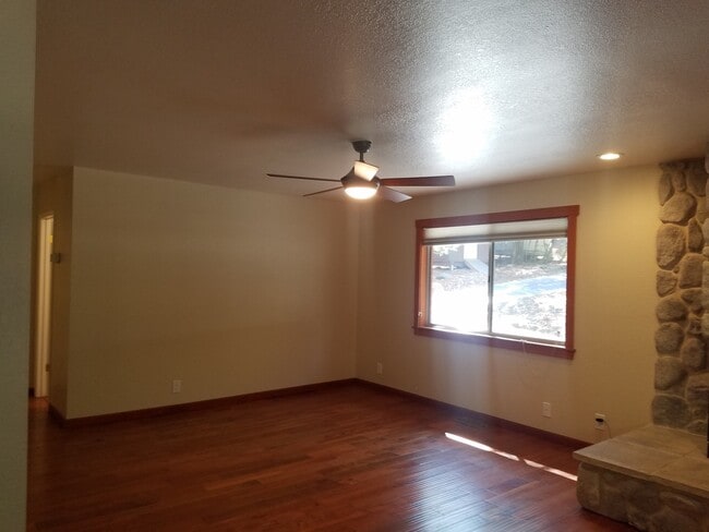 12045 Glenora Way in Sunol, CA - Building Photo - Building Photo