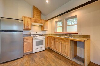 393 N Laurel St in Ashland, OR - Building Photo - Building Photo