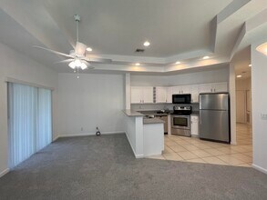 8258 Mulligan Cir in Port St. Lucie, FL - Foto de edificio - Building Photo