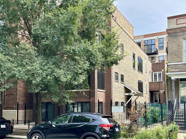1933 N Fairfield Ave, Unit J05P