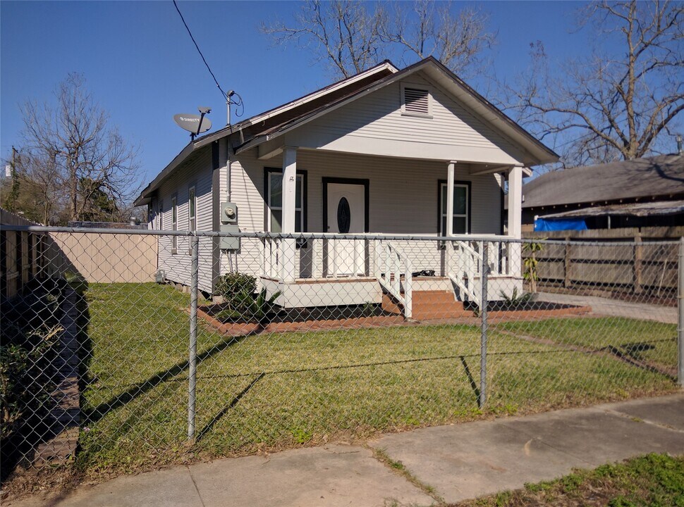 218 E Wright Ave in Baytown, TX - Building Photo