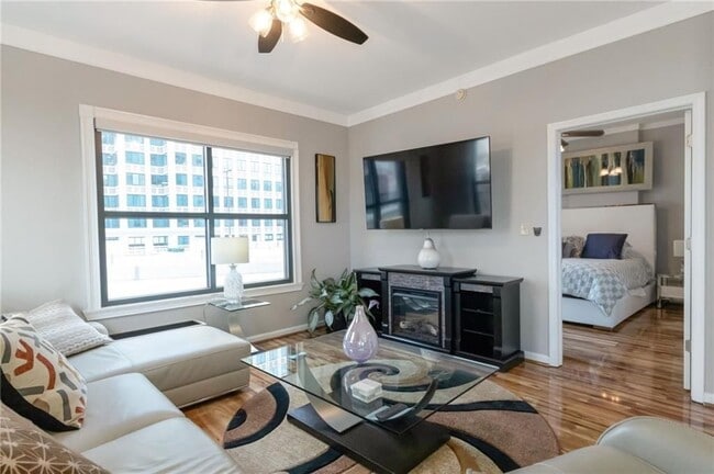 3040 Peachtree Rd in Atlanta, GA - Foto de edificio - Building Photo