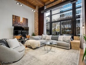 525 W Superior St in Chicago, IL - Building Photo - Building Photo