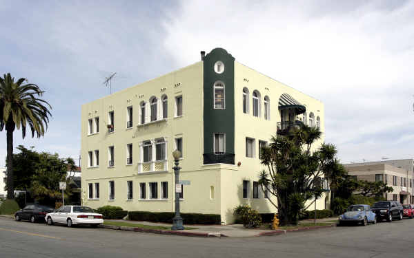 703 E Medio St in Long Beach, CA - Building Photo - Building Photo