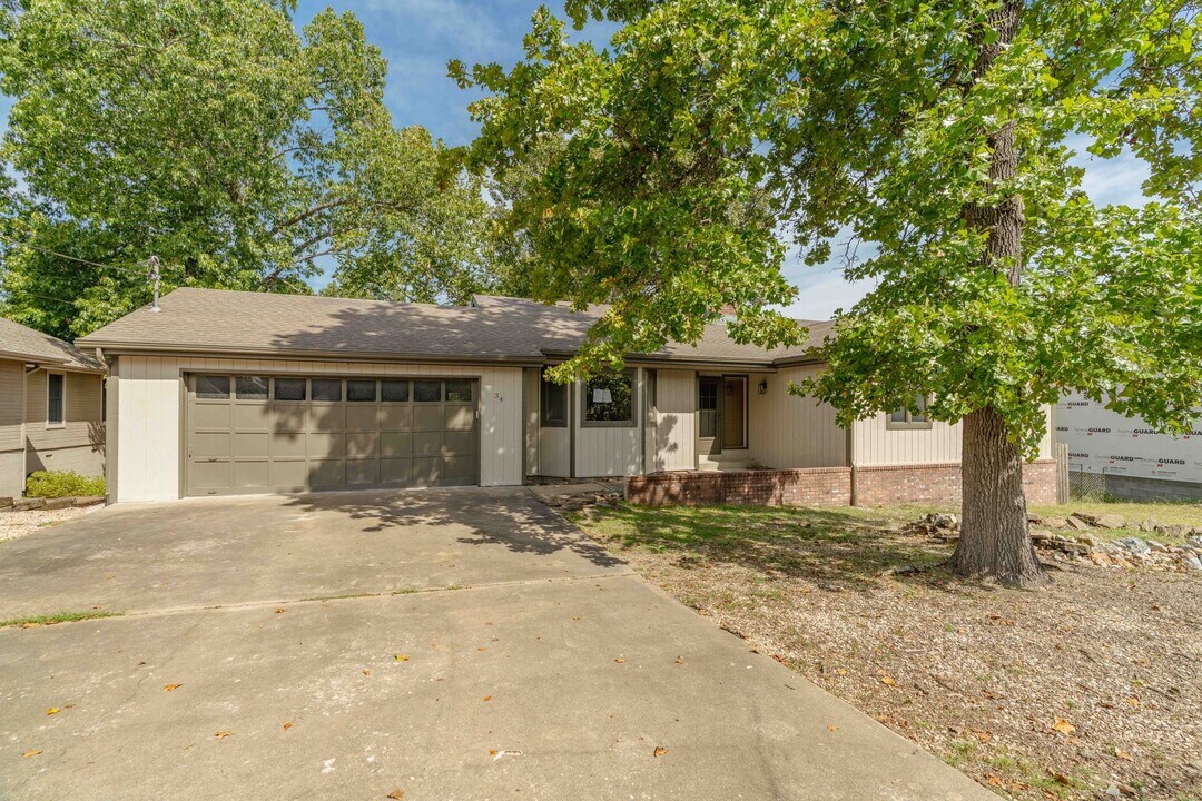 34 Luncarty Ln in Bella Vista, AR - Building Photo
