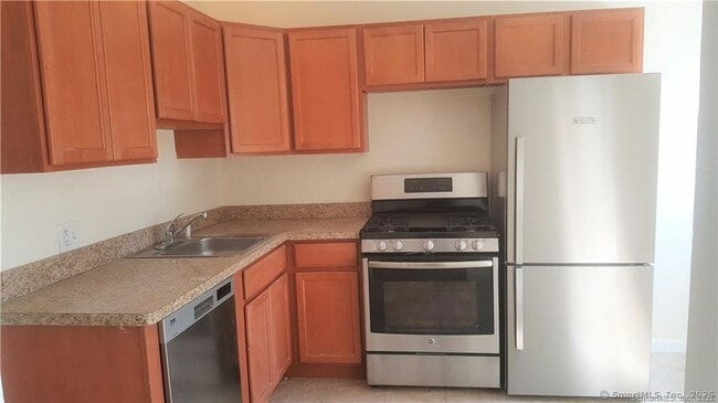 28 Melba St in Milford, CT - Foto de edificio - Building Photo