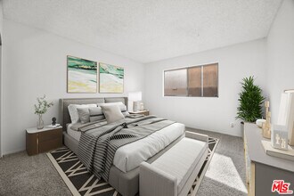 5400 Newcastle Ave in Los Angeles, CA - Foto de edificio - Building Photo