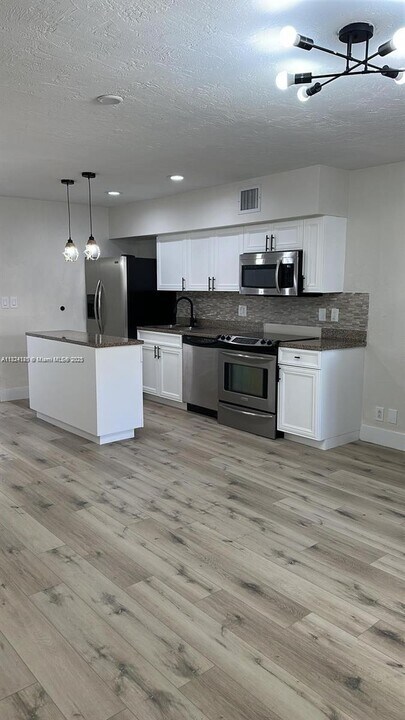 758 NE 13th Ct in Fort Lauderdale, FL - Building Photo