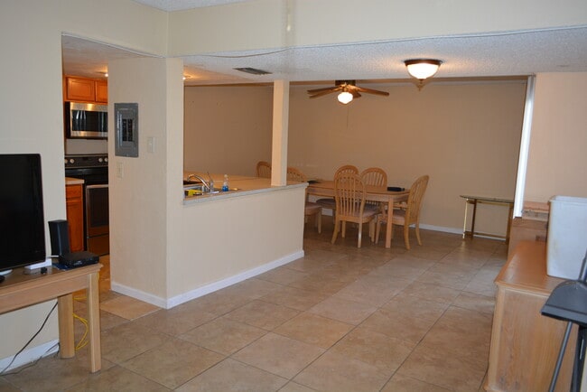 973 Whitman Dr in Sarasota, FL - Building Photo - Building Photo