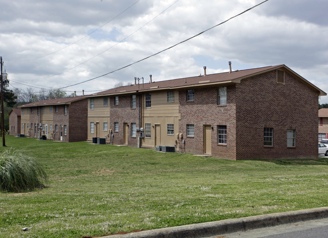 Talladega Downs Apartments in Talladega, AL - Foto de edificio - Building Photo