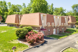 Chateau Du Mont Townhomes in Bridgeton, MO - Building Photo - Building Photo