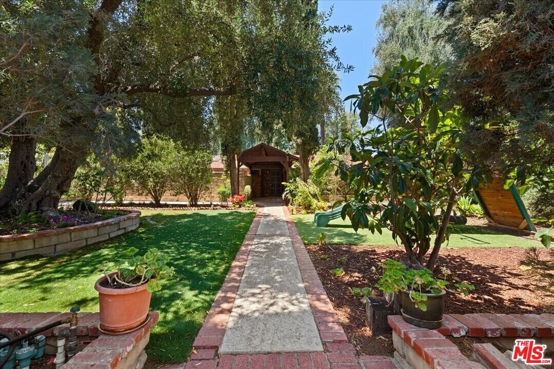 6141 Corbin Ave in Los Angeles, CA - Building Photo