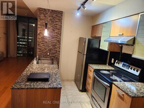 38 Grenville St in Toronto, ON - Building Photo - Building Photo
