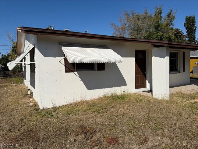 303 Canyon Dr N in Lehigh Acres, FL - Building Photo - Building Photo