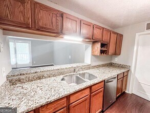 130 Warm Springs Cir in Roswell, GA - Building Photo - Building Photo