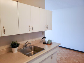1025 Munroe Av in Winnipeg, MB - Building Photo - Building Photo
