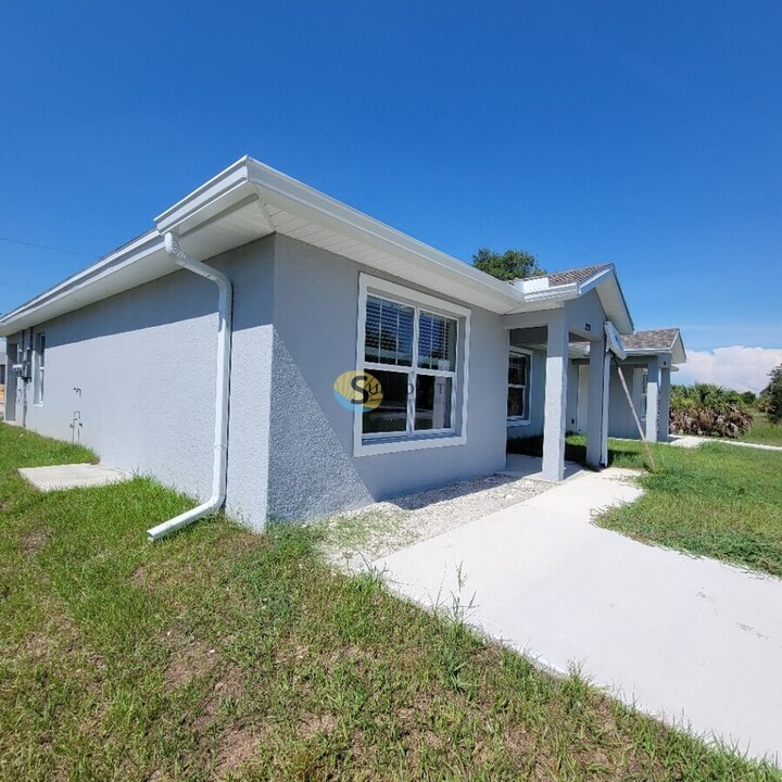 15539 Buick Ave in Port Charlotte, FL - Building Photo