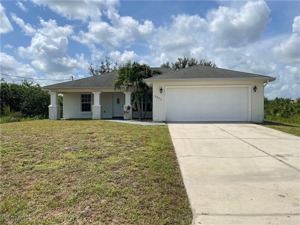 2803 56th St W in Lehigh Acres, FL - Building Photo