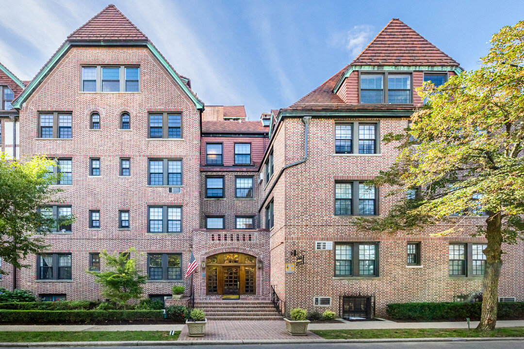 Tennis View Apartments in Forest Hills, NY - Foto de edificio