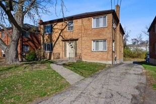 3910 E Gatewood Ln in Silverton, OH - Building Photo