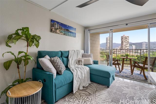 2211 Ala Wai Blvd in Honolulu, HI - Building Photo - Building Photo